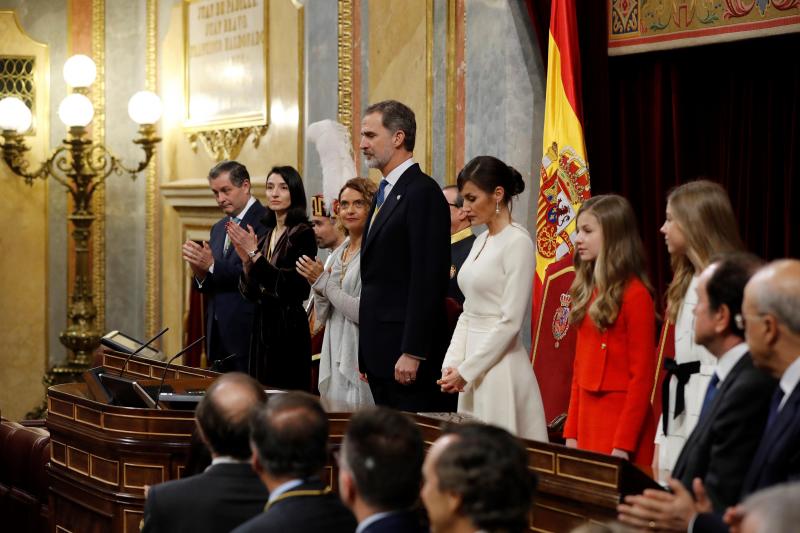 El rey Felipe VI, doña Letizia y sus hijas, la princesa Leonor y la Infanta Sofía, han presidido en el Congreso el acto oficial de inicio de la XIV Legislatura.