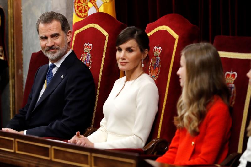 El rey Felipe VI, doña Letizia y sus hijas, la princesa Leonor y la Infanta Sofía, han presidido en el Congreso el acto oficial de inicio de la XIV Legislatura.