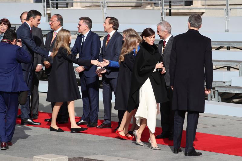 El rey Felipe VI, doña Letizia y sus hijas, la princesa Leonor y la Infanta Sofía, han presidido en el Congreso el acto oficial de inicio de la XIV Legislatura.