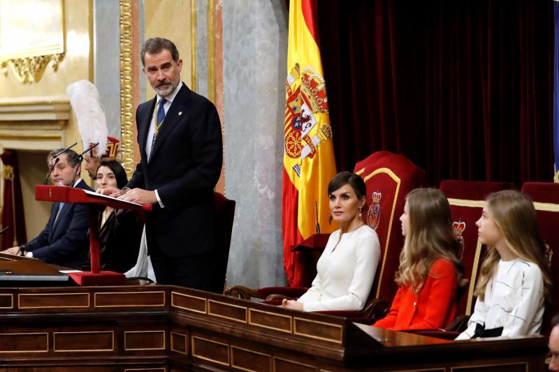 El rey Felipe VI, doña Letizia y sus hijas, la princesa Leonor y la Infanta Sofía, han presidido en el Congreso el acto oficial de inicio de la XIV Legislatura.