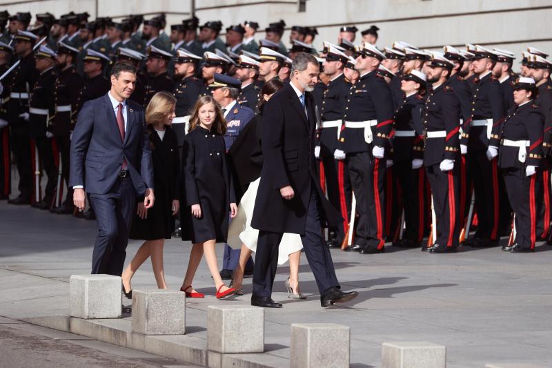 El rey Felipe VI, doña Letizia y sus hijas, la princesa Leonor y la Infanta Sofía, han presidido en el Congreso el acto oficial de inicio de la XIV Legislatura.