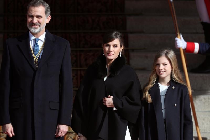 El rey Felipe VI, doña Letizia y sus hijas, la princesa Leonor y la Infanta Sofía, han presidido en el Congreso el acto oficial de inicio de la XIV Legislatura.