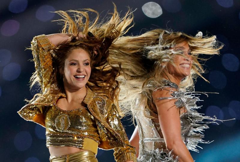 Jennifer López y Shakira han protagonizado el intermedio musical de la Super Bowl y han puesto a bailar al Hard Rock Stadium con un ritmo frenético y lleno de sensualidad.