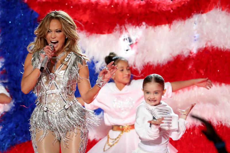 Jennifer López y Shakira han protagonizado el intermedio musical de la Super Bowl y han puesto a bailar al Hard Rock Stadium con un ritmo frenético y lleno de sensualidad.