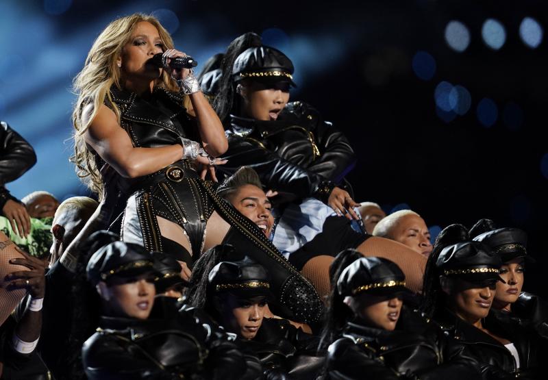 Jennifer López y Shakira han protagonizado el intermedio musical de la Super Bowl y han puesto a bailar al Hard Rock Stadium con un ritmo frenético y lleno de sensualidad.