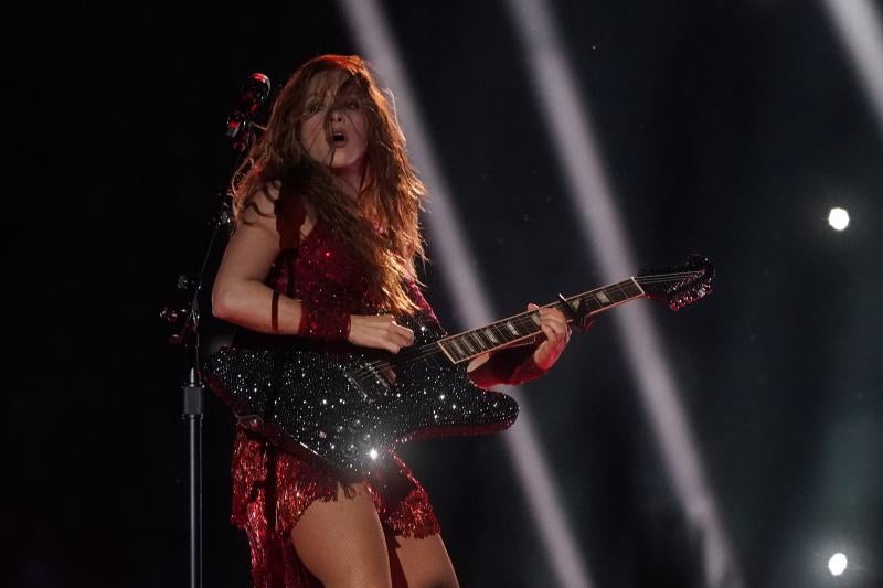 Jennifer López y Shakira han protagonizado el intermedio musical de la Super Bowl y han puesto a bailar al Hard Rock Stadium con un ritmo frenético y lleno de sensualidad.