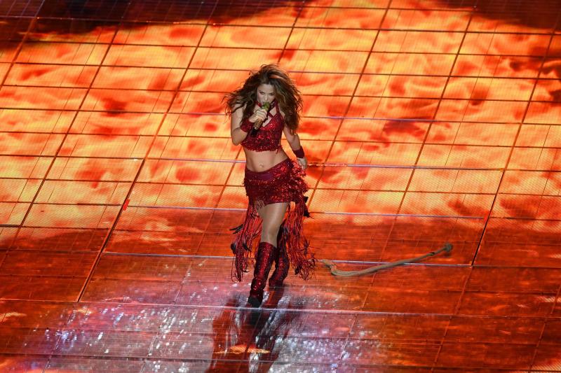 Jennifer López y Shakira han protagonizado el intermedio musical de la Super Bowl y han puesto a bailar al Hard Rock Stadium con un ritmo frenético y lleno de sensualidad.