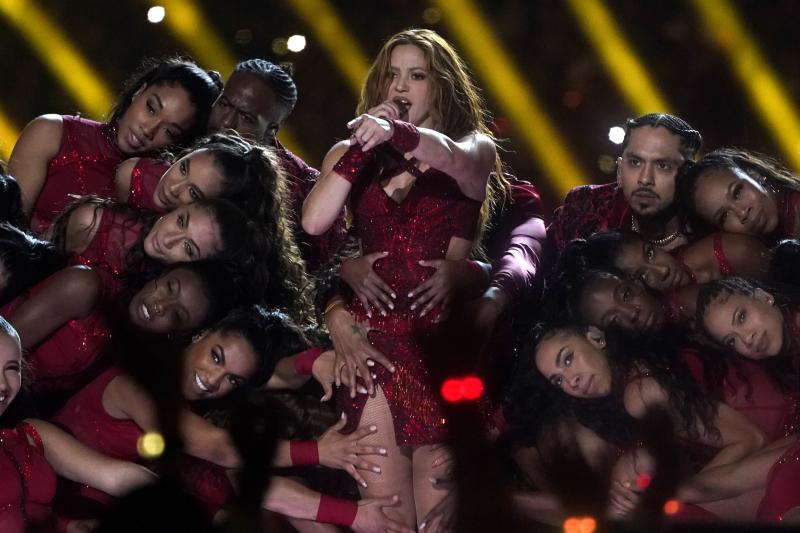 Jennifer López y Shakira han protagonizado el intermedio musical de la Super Bowl y han puesto a bailar al Hard Rock Stadium con un ritmo frenético y lleno de sensualidad.