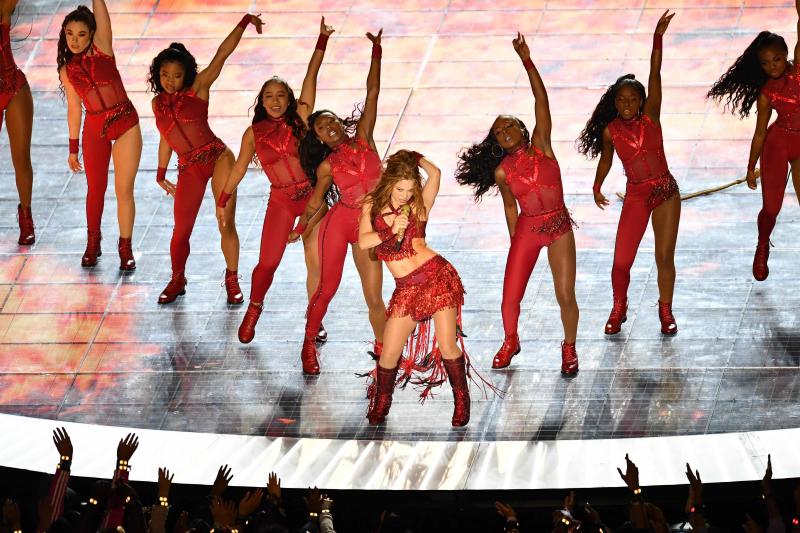 Jennifer López y Shakira han protagonizado el intermedio musical de la Super Bowl y han puesto a bailar al Hard Rock Stadium con un ritmo frenético y lleno de sensualidad.