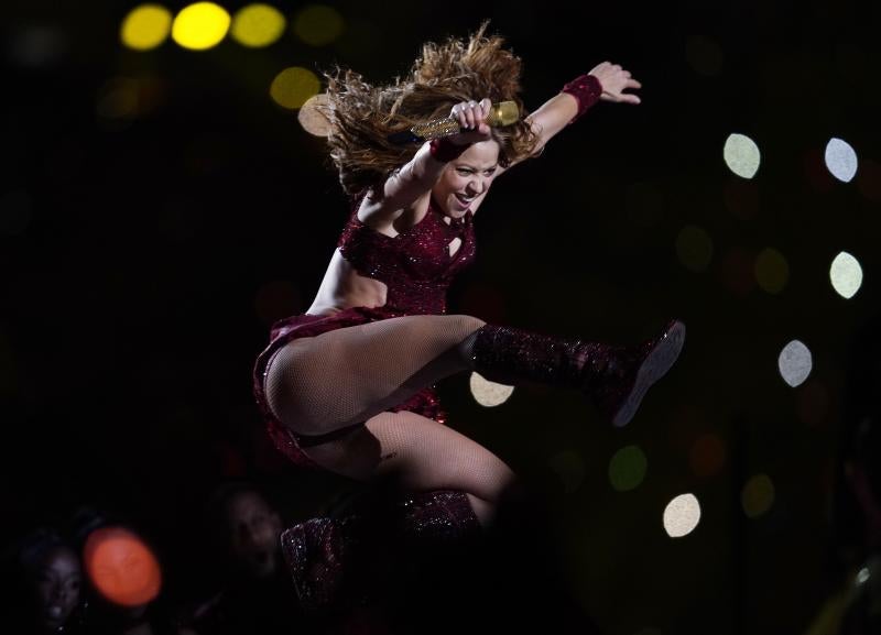 Jennifer López y Shakira han protagonizado el intermedio musical de la Super Bowl y han puesto a bailar al Hard Rock Stadium con un ritmo frenético y lleno de sensualidad.