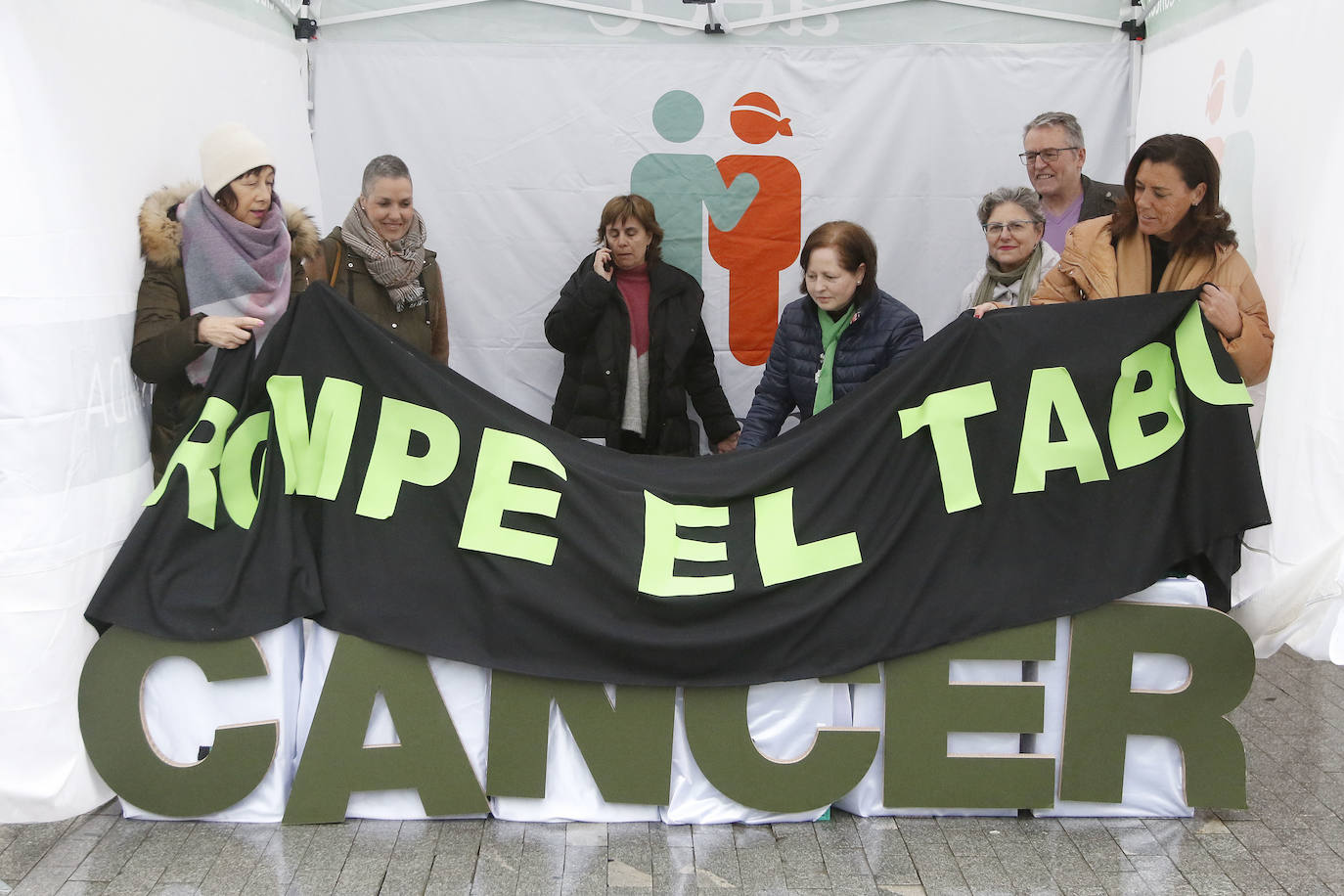 Con motivo del Día Mundial contra el Cáncer, la Plaza del Parchís de la ciudad ha sido punto de encuentro de numerosas personas que, tras vivir la enfermedad, han querido dar su testimonio y un mensaje positivo. 