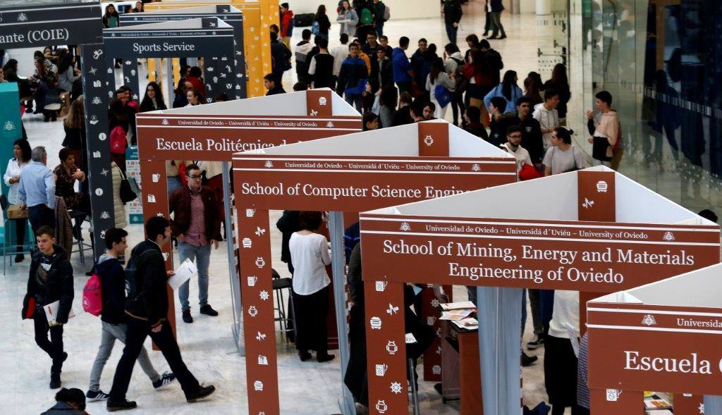 Más de 7.000 alumnos pasarán por los stands de la diferentes escuelas y facultades que la Universidad de Oviedo Palacio de Exposiciones y Congresos de la capital asturiana. La EBAU para la gran mayoría tendrá lugar los días 3, 4 y 5 de junio.