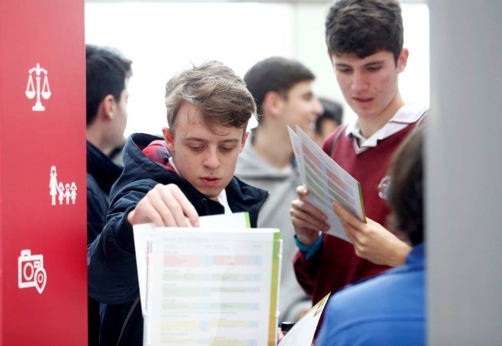 Más de 7.000 alumnos pasarán por los stands de la diferentes escuelas y facultades que la Universidad de Oviedo Palacio de Exposiciones y Congresos de la capital asturiana. La EBAU para la gran mayoría tendrá lugar los días 3, 4 y 5 de junio.