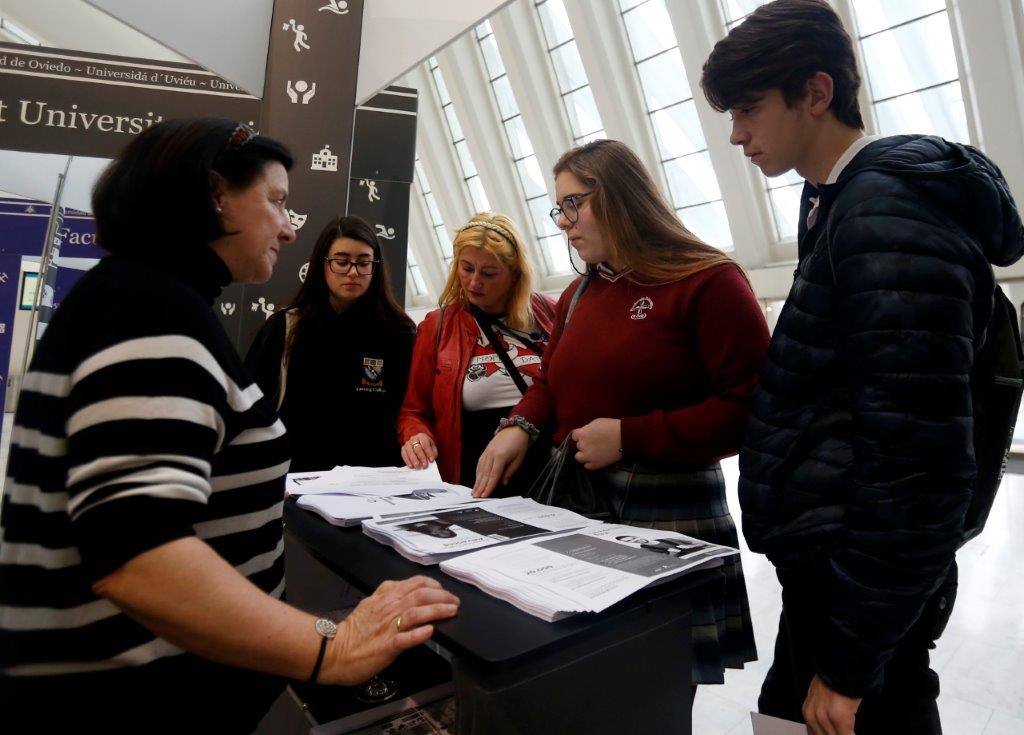 Más de 7.000 alumnos pasarán por los stands de la diferentes escuelas y facultades que la Universidad de Oviedo Palacio de Exposiciones y Congresos de la capital asturiana. La EBAU para la gran mayoría tendrá lugar los días 3, 4 y 5 de junio.