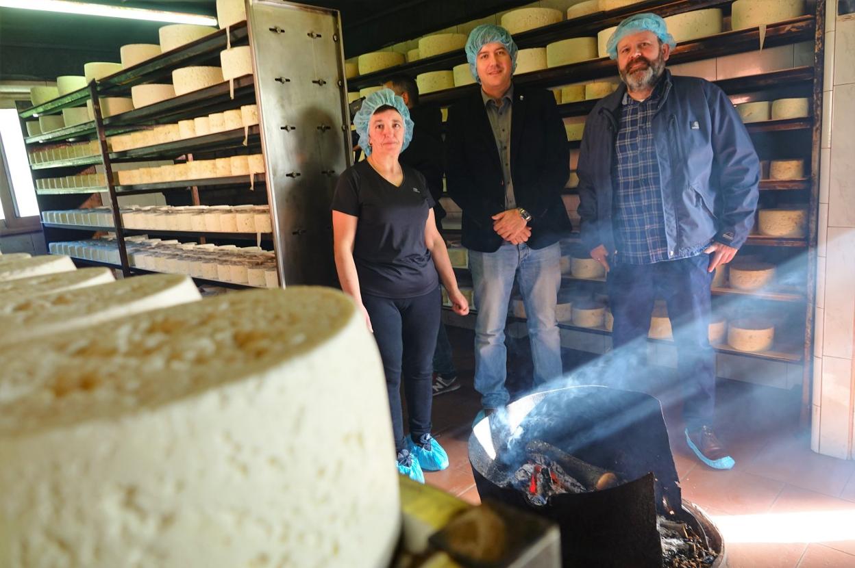 Rosa Sánchez, Borja Sánchez y José Manuel Abeledo, en el ahumadero de la quesería Vega de Ario, en Benia de Onís. 