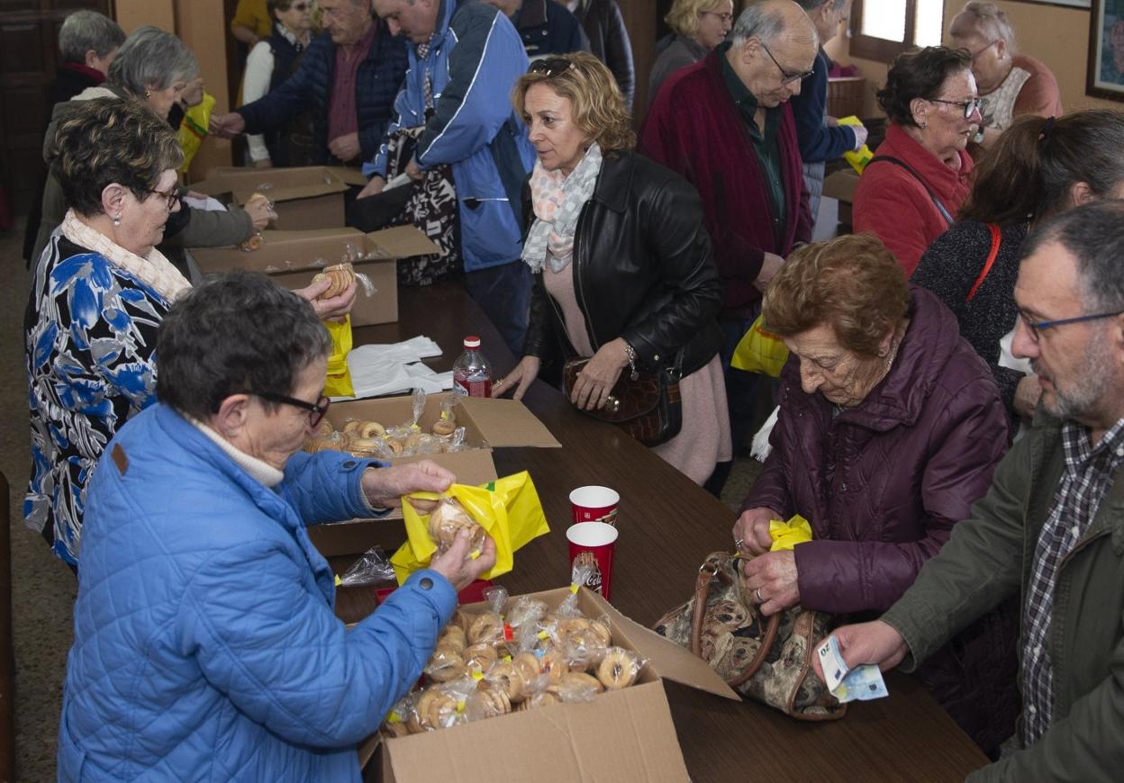 Un grupo de voluntarias vende rosquillas de San Blas junto a la parroquia de Jove. 