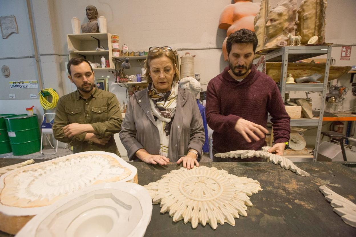 Santiago Longo y Mariví Monteserín atienden a las explicaciones de Ruby Lobosco. 