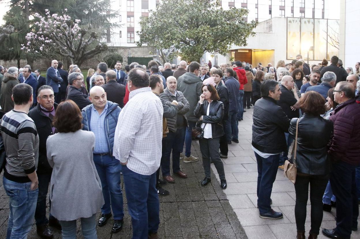 Muchos familiares, amigos y compañeros de la comunidad portuaria, en el tanatorio. 