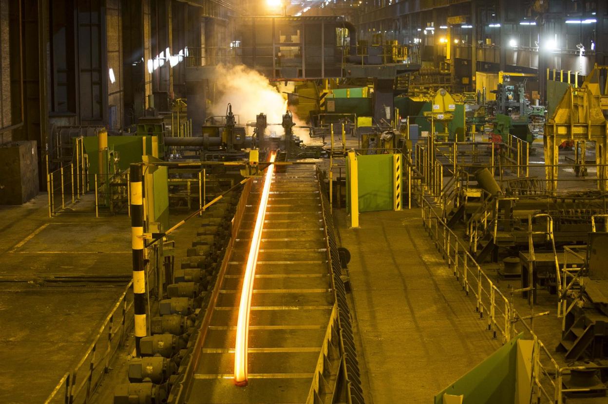 Producción de carril en las instalaciones de Arcelor en Gijón. 