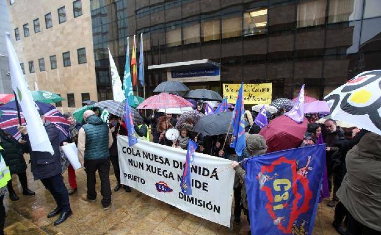 Trabajadores del ERA, ante la Consejería de Derechos Sociales, el pasado 30 de enero.