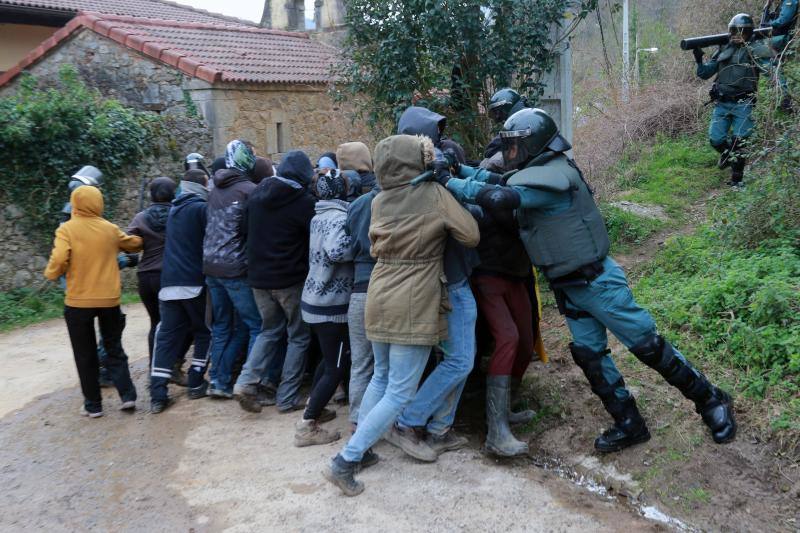 Los okupas critican que la Fundación propietaria del inmueble «lo prefiere vacío y muerto antes que lleno de personas y vida» tras ser desalojados por la Guardia Civil.