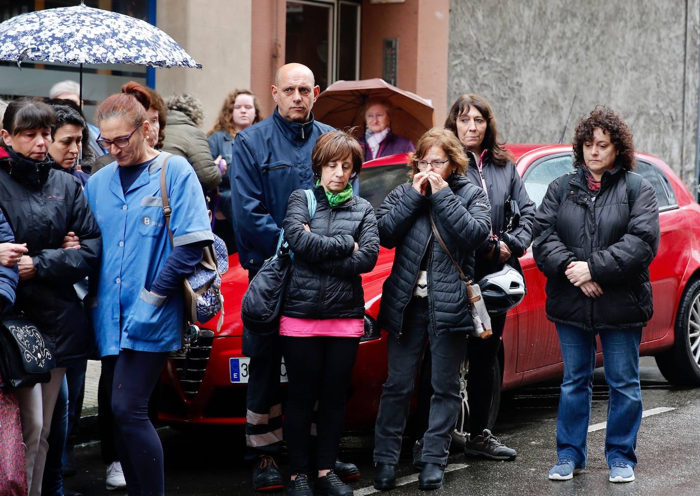 Trabajadores de la empresa Brillastur se han concentrado ante la sede de la empresa en memoria de su compañera Lorena Dacuña, asesinada en Gijón.