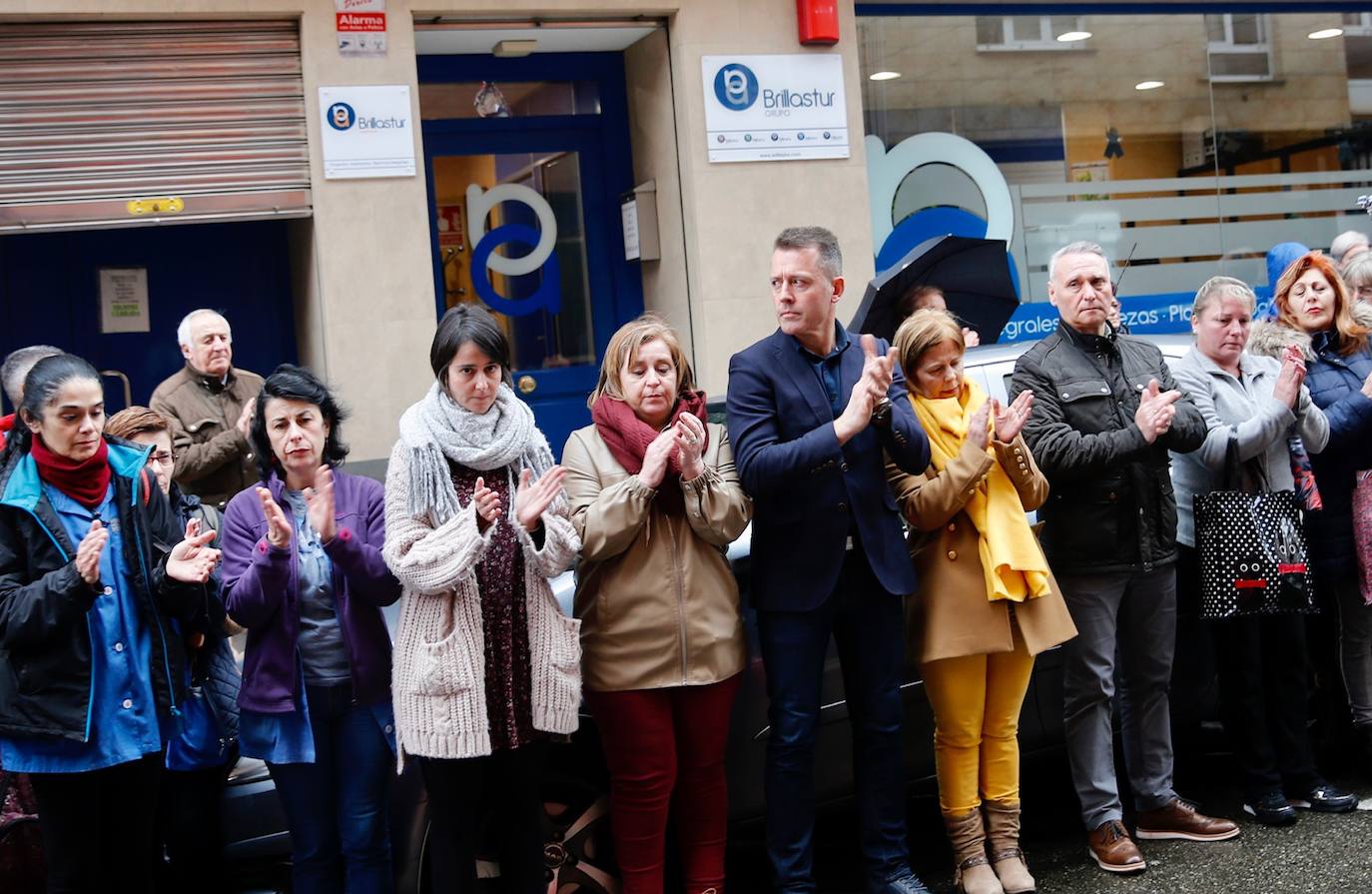 Trabajadores de la empresa Brillastur se han concentrado ante la sede de la empresa en memoria de su compañera Lorena Dacuña, asesinada en Gijón.