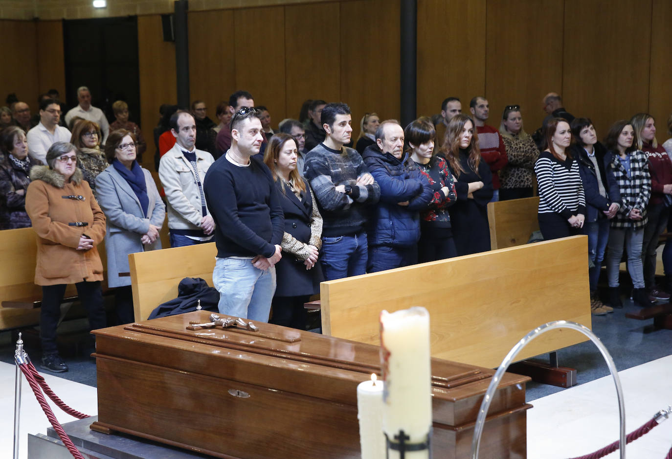 Los familiares, amigos y conocidos de Lorena Dacuña, la mujer asesinada en Gijón, le han brindado su último adiós este miércoles. 