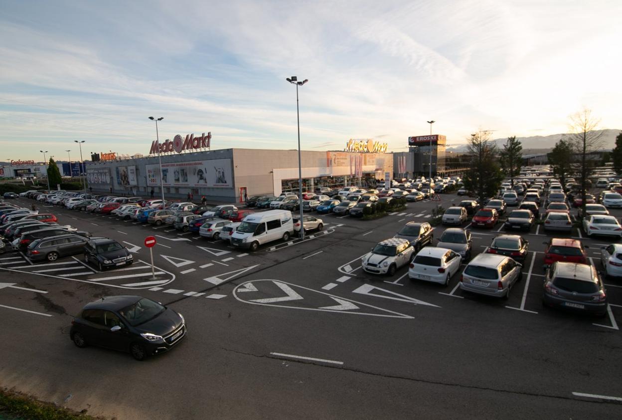 El exterior del centro comercial de Paredes, adquirido por la empresa alemana ECE. 