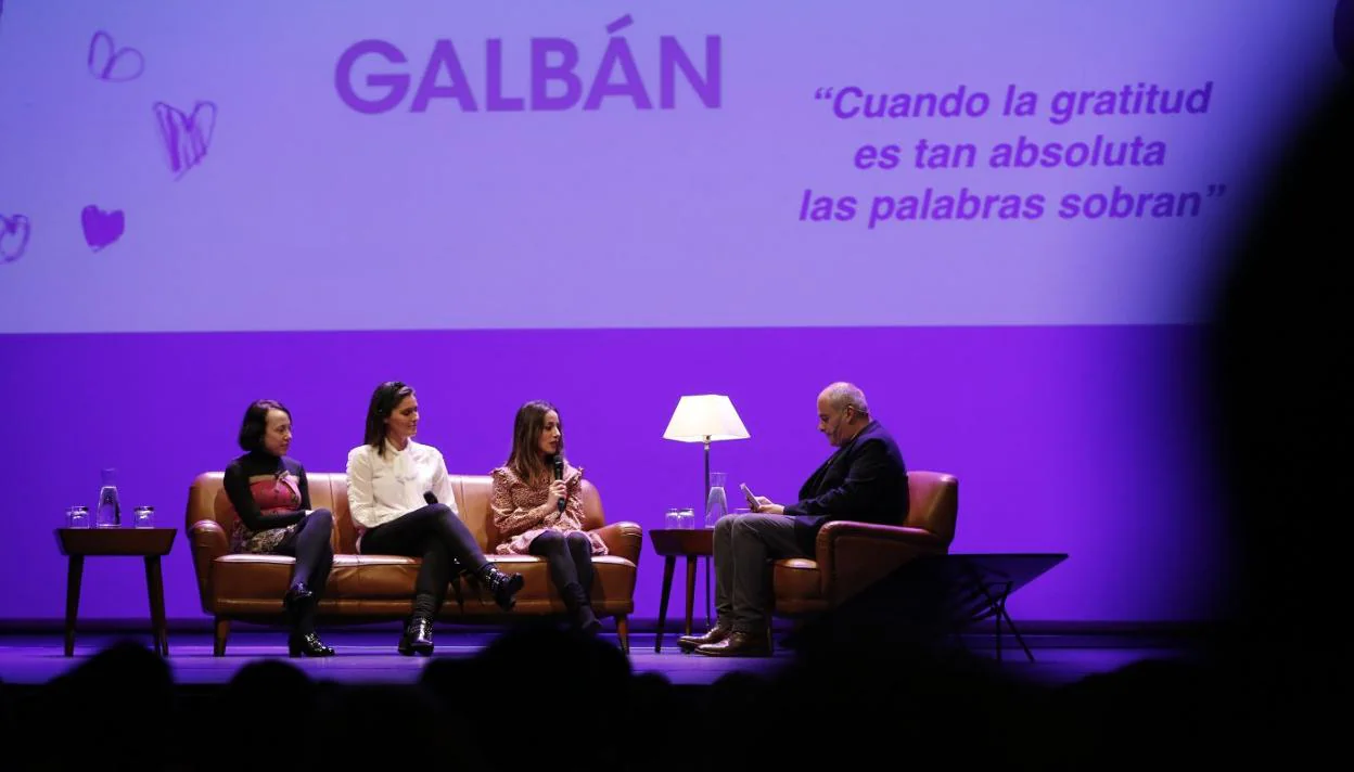 Carmen Pérez, Evelin Iglesias y Jimena Rodil (psicóloga, trabajadora social y pedagoga), junto al presentador Pachi Poncela. 