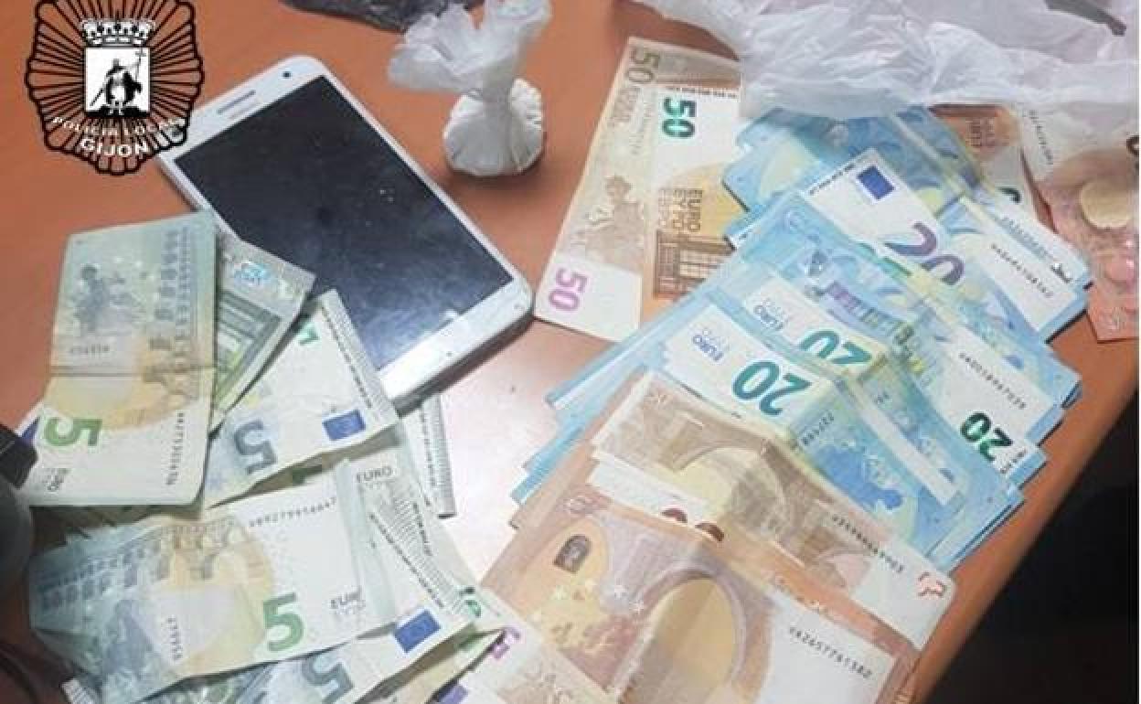 Material incautado en el registro del bar.