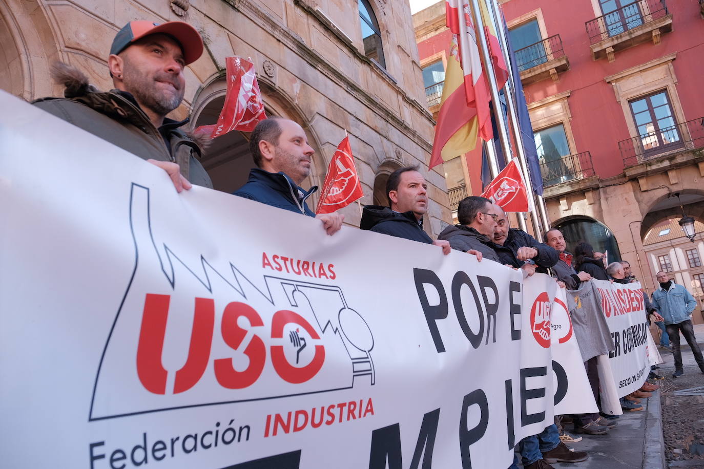 Trabajadores de Zener se han concentrado frente al Ayuntamiento de Gijón para instar a la empresa a retormar la negociación del ERE. Piden la mediación de Euskaltel, «el principal damnificado junto a los clientes de Telecable».