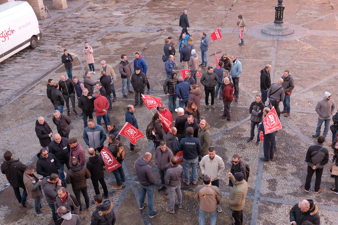 Trabajadores de Zener se han concentrado frente al Ayuntamiento de Gijón para instar a la empresa a retormar la negociación del ERE. Piden la mediación de Euskaltel, «el principal damnificado junto a los clientes de Telecable».