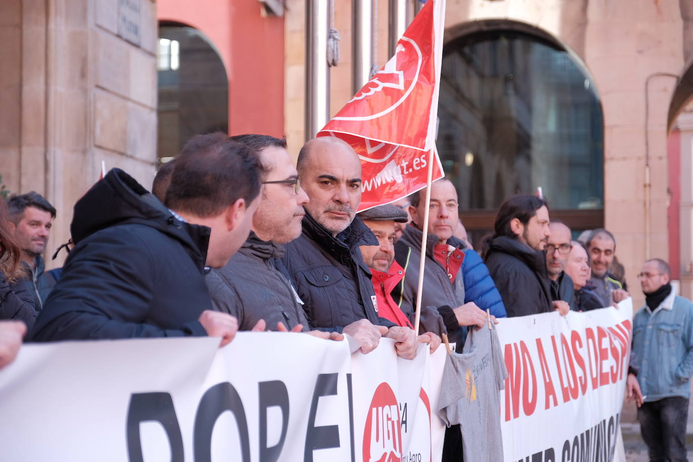 Trabajadores de Zener se han concentrado frente al Ayuntamiento de Gijón para instar a la empresa a retormar la negociación del ERE. Piden la mediación de Euskaltel, «el principal damnificado junto a los clientes de Telecable».