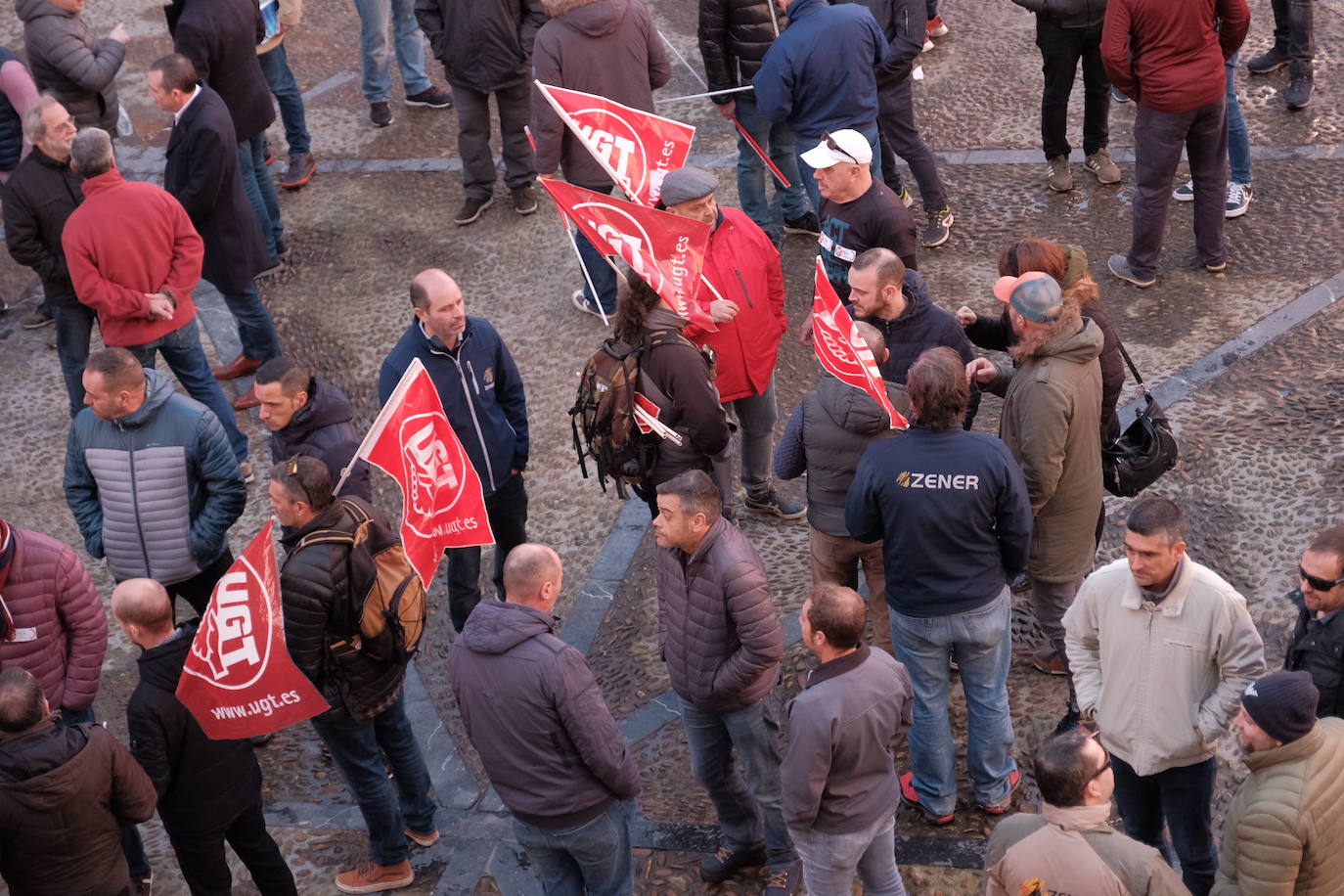 Trabajadores de Zener se han concentrado frente al Ayuntamiento de Gijón para instar a la empresa a retormar la negociación del ERE. Piden la mediación de Euskaltel, «el principal damnificado junto a los clientes de Telecable».