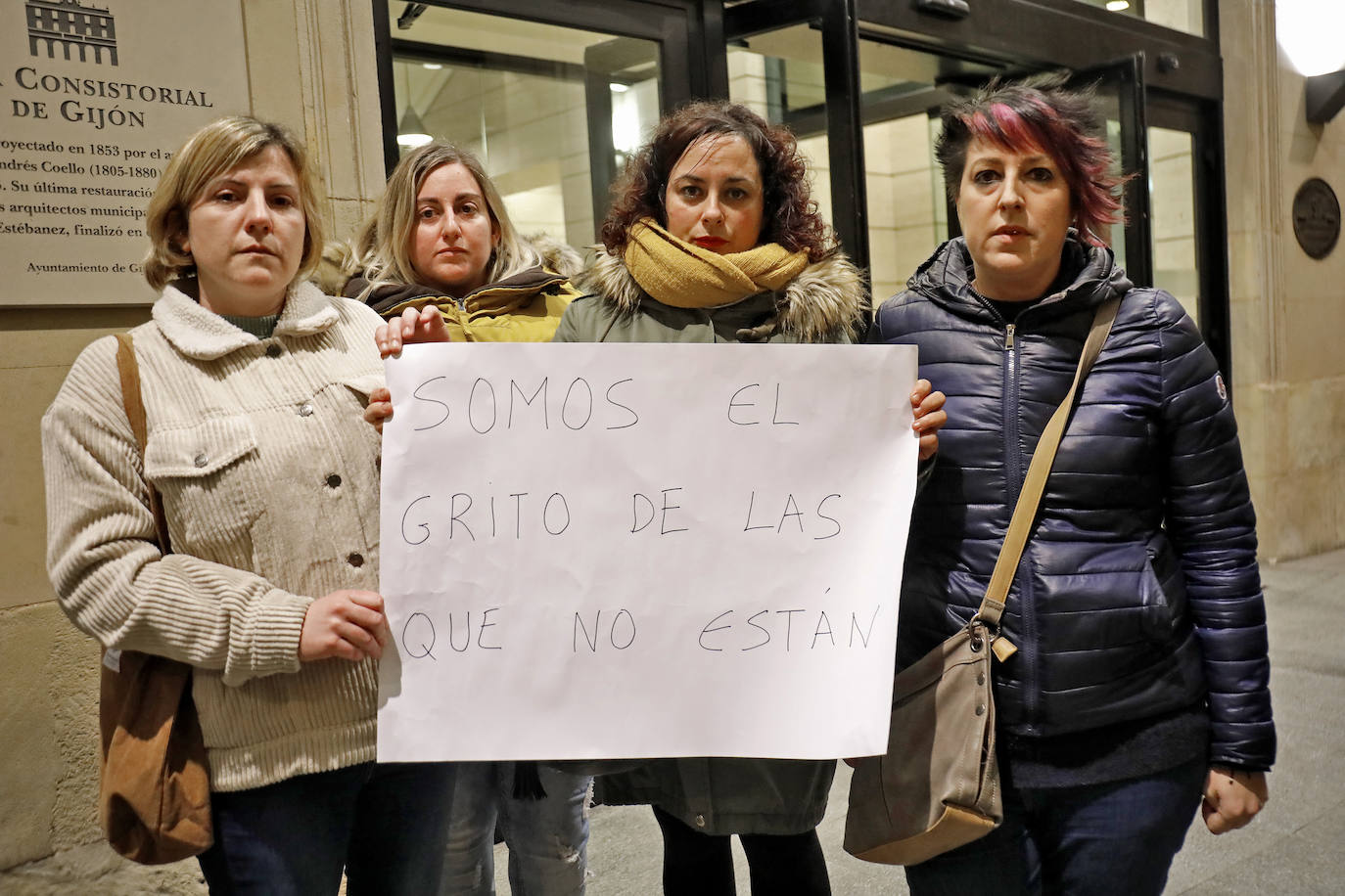 El presidente del Principado, Adrián Barbón, y la alcaldesa de Gijón, Ana González, mostraron su apoyo a la familia de la fallecida e hicieron hincapié en la necesidad de redoblar esfuerzos y mejorar recursos en la lucha contra la violencia de género.