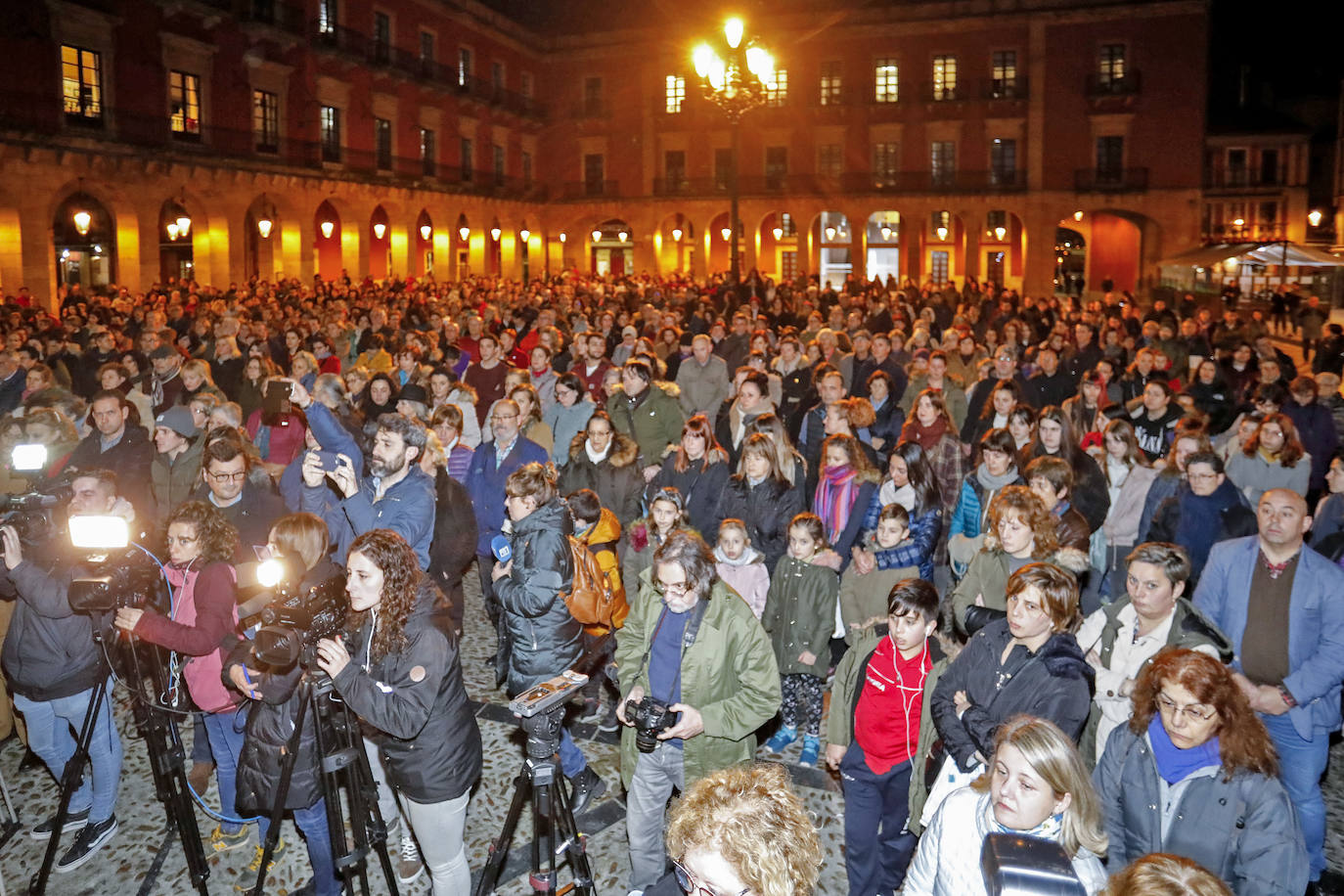 El presidente del Principado, Adrián Barbón, y la alcaldesa de Gijón, Ana González, mostraron su apoyo a la familia de la fallecida e hicieron hincapié en la necesidad de redoblar esfuerzos y mejorar recursos en la lucha contra la violencia de género.