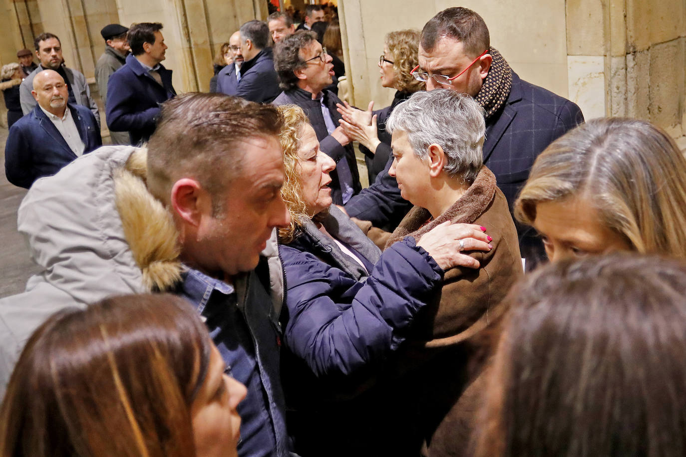 El presidente del Principado, Adrián Barbón, y la alcaldesa de Gijón, Ana González, mostraron su apoyo a la familia de la fallecida e hicieron hincapié en la necesidad de redoblar esfuerzos y mejorar recursos en la lucha contra la violencia de género.