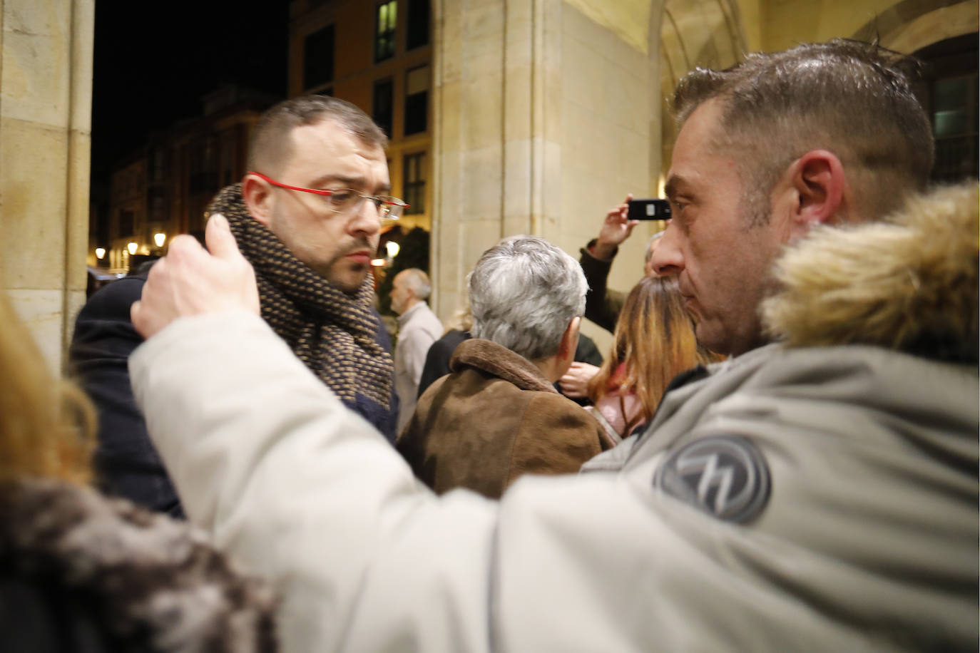El presidente del Principado, Adrián Barbón, y la alcaldesa de Gijón, Ana González, mostraron su apoyo a la familia de la fallecida e hicieron hincapié en la necesidad de redoblar esfuerzos y mejorar recursos en la lucha contra la violencia de género.