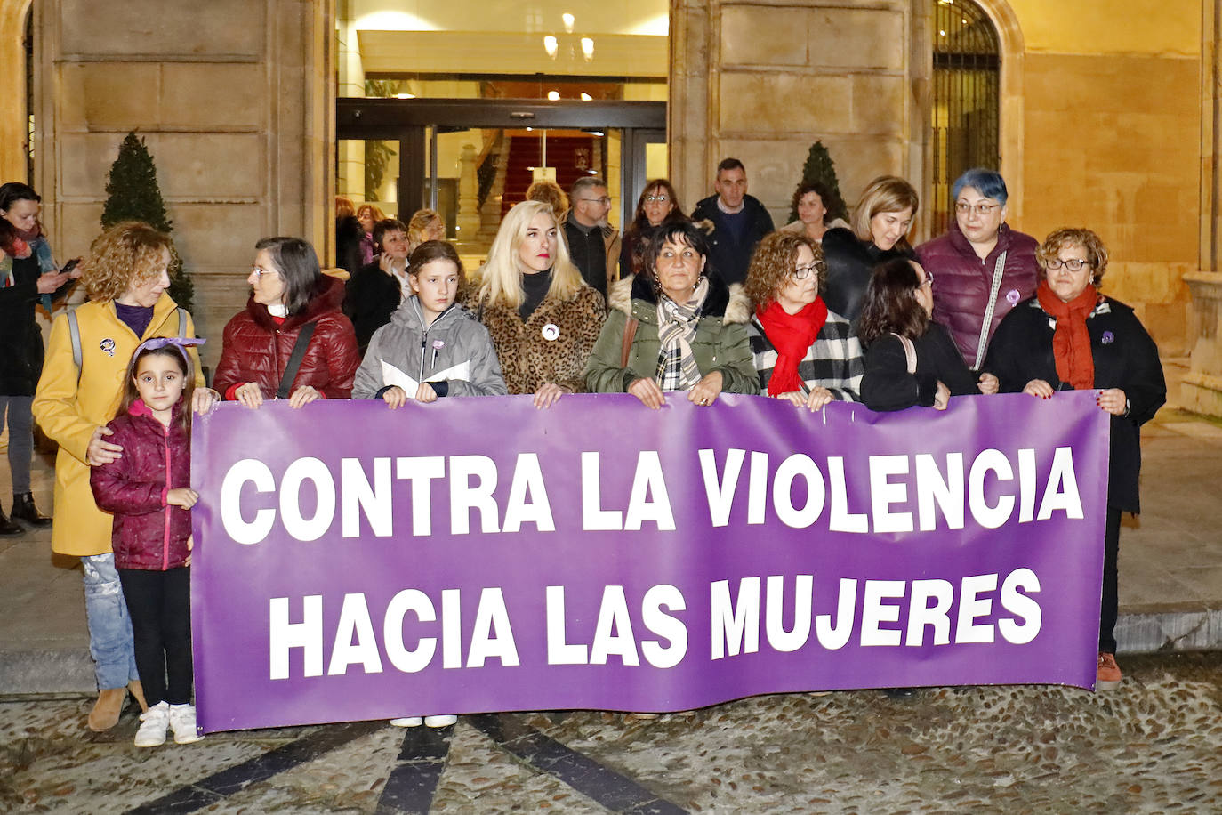 El presidente del Principado, Adrián Barbón, y la alcaldesa de Gijón, Ana González, mostraron su apoyo a la familia de la fallecida e hicieron hincapié en la necesidad de redoblar esfuerzos y mejorar recursos en la lucha contra la violencia de género.