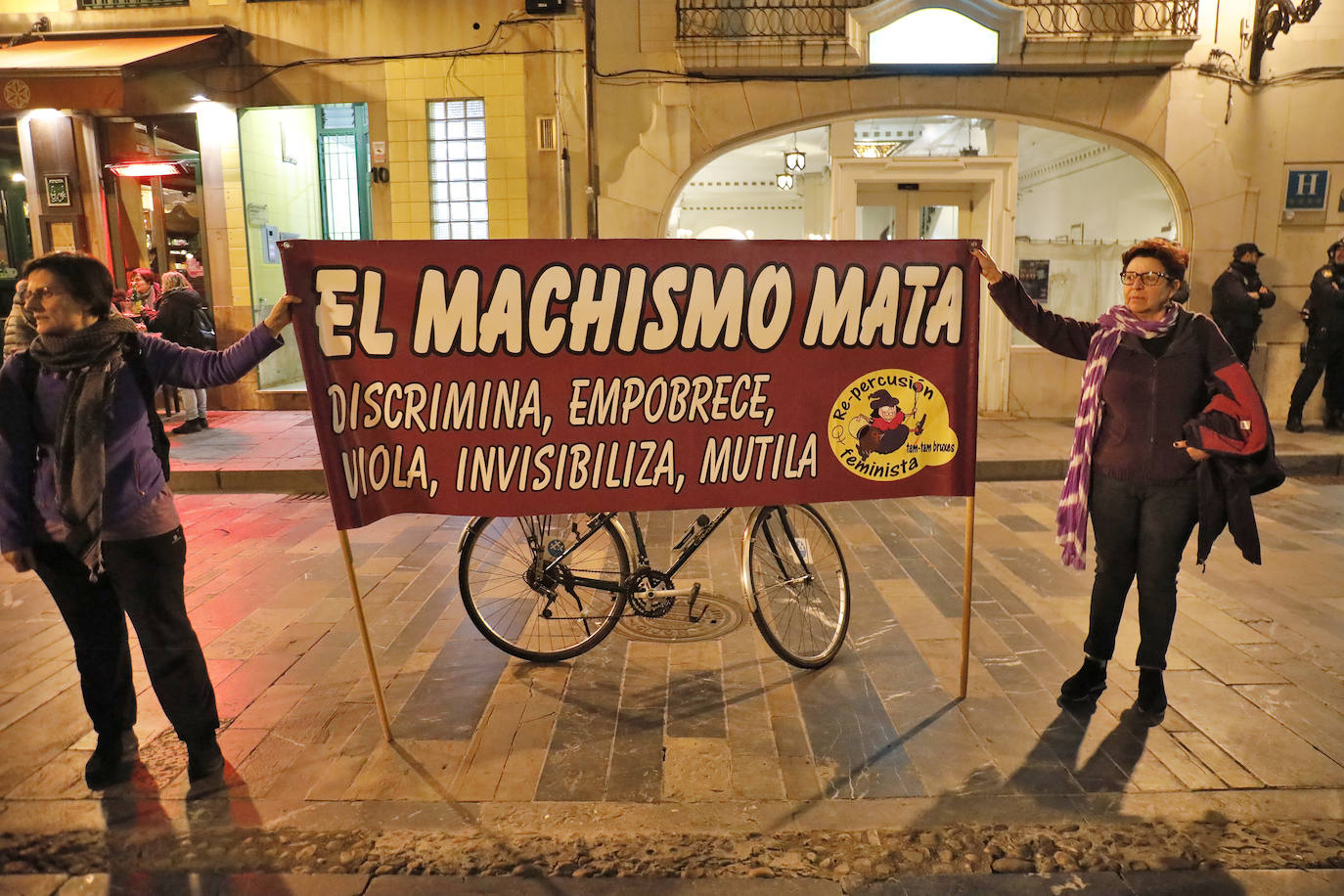 El presidente del Principado, Adrián Barbón, y la alcaldesa de Gijón, Ana González, mostraron su apoyo a la familia de la fallecida e hicieron hincapié en la necesidad de redoblar esfuerzos y mejorar recursos en la lucha contra la violencia de género.