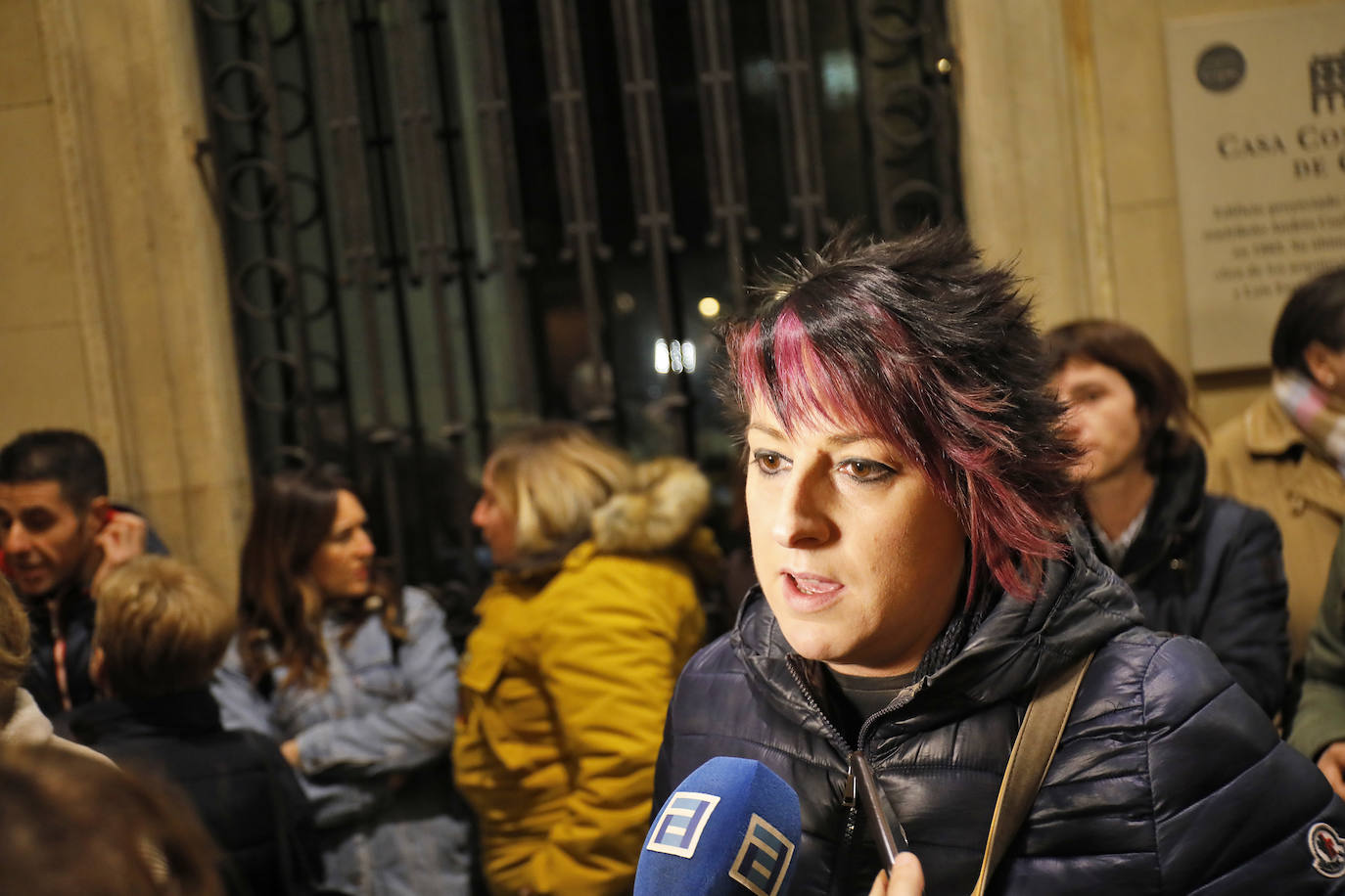 El presidente del Principado, Adrián Barbón, y la alcaldesa de Gijón, Ana González, mostraron su apoyo a la familia de la fallecida e hicieron hincapié en la necesidad de redoblar esfuerzos y mejorar recursos en la lucha contra la violencia de género.