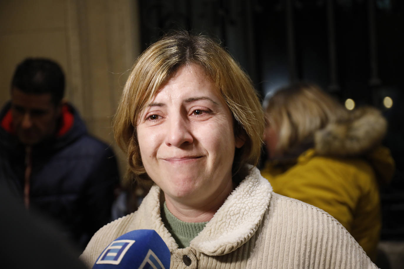 El presidente del Principado, Adrián Barbón, y la alcaldesa de Gijón, Ana González, mostraron su apoyo a la familia de la fallecida e hicieron hincapié en la necesidad de redoblar esfuerzos y mejorar recursos en la lucha contra la violencia de género.