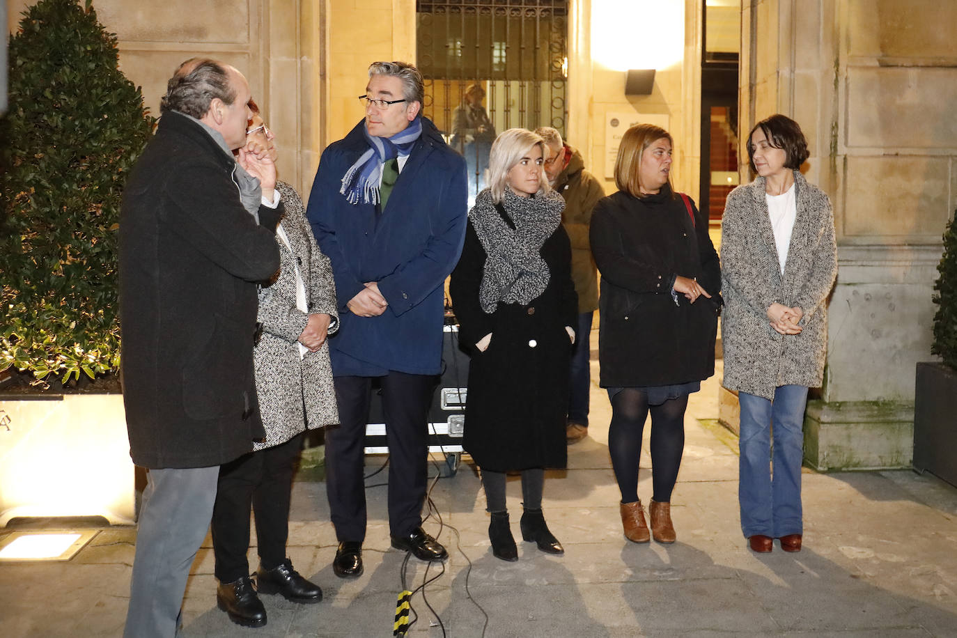 El presidente del Principado, Adrián Barbón, y la alcaldesa de Gijón, Ana González, mostraron su apoyo a la familia de la fallecida e hicieron hincapié en la necesidad de redoblar esfuerzos y mejorar recursos en la lucha contra la violencia de género.