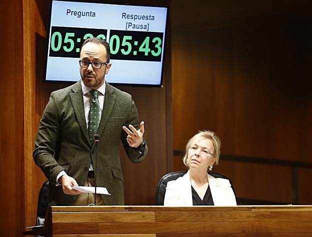 Los diputados de Vox Ignacio Blanco y Sara Álvarez Rouco se quedaron solos, ayer, en la defensa del 'pin parental'. 