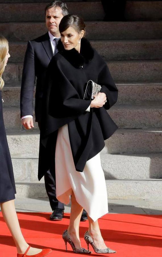 A su llegada al Congreso la vimos con vestido midi y ceñido en blanco roto, capa en color negro de Carolina Herrera con cuello de piel y zapatos y bolso con estampado de serpiente.