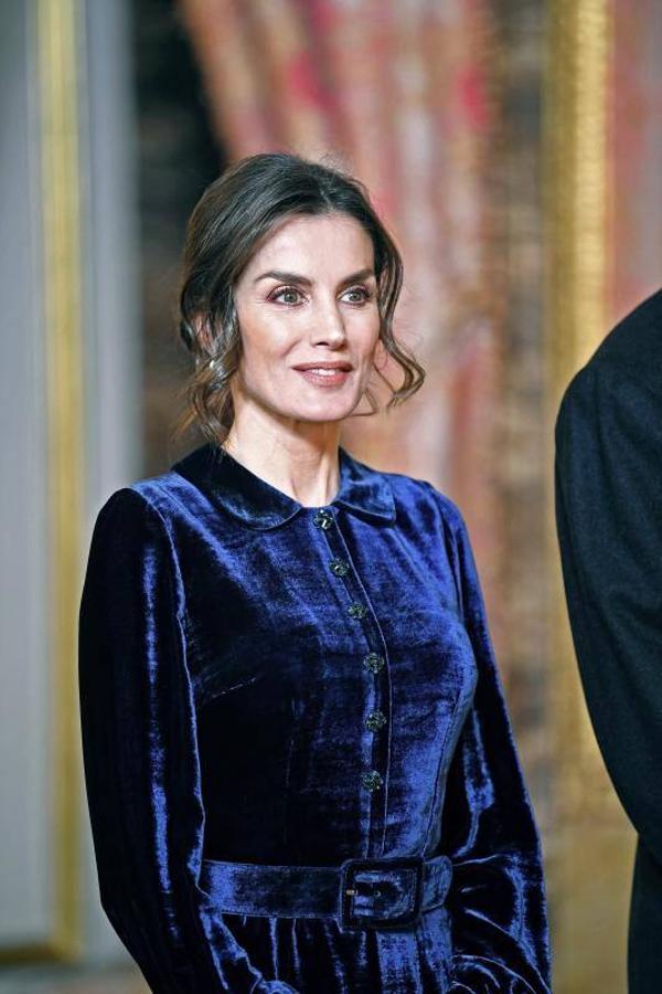 Un diseño obra de Felipe Varela y que cuenta con mangas ligeramente abullonadas con puños entallados de nido de abeja, un cinturón ancho, botones tipo joya y sutiles bordados en el bajo que ayudan a aportar elegancia a este vestido.