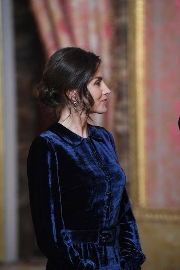 En cuanto a su peinado, la Reina se decantó por un recogido bajo con trenzas y efecto despeinado, con raya al medio y dejando algunos mechones sueltos y ligeramente rizados para enmarcar el rostro.