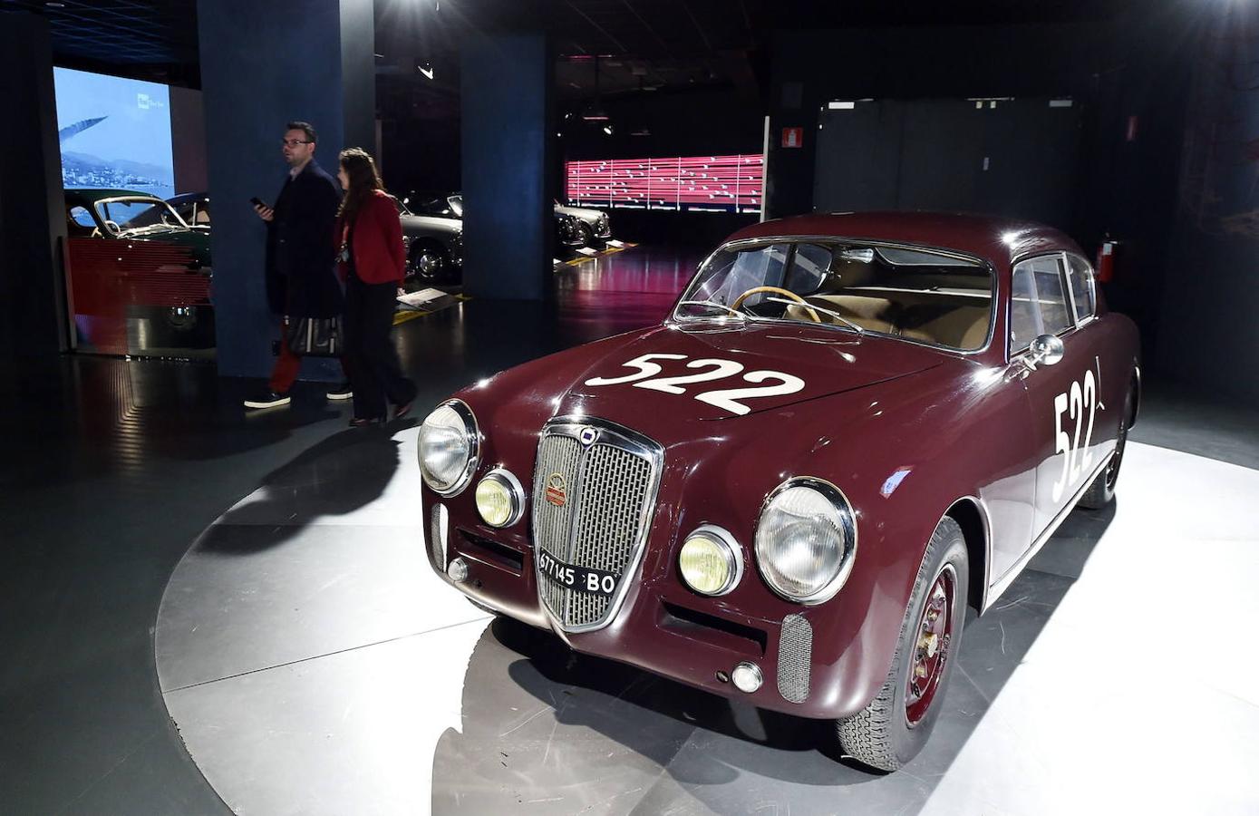 Lancia Aurelia (1950): Fue fabricado durante 1950 y 1958 y se trató del primer automóvil de producció en serie que utilizaba un motor de V6.