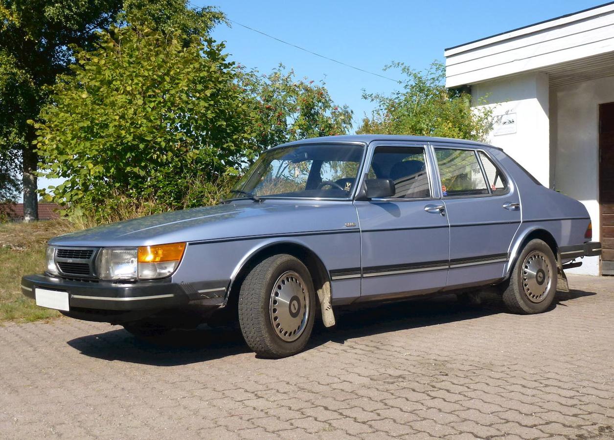 Saab 900: Si por algo se caracterizaba era por su diseño estilizado. Se trató del primer vehículo con filtro antipolen para los pasajeros.